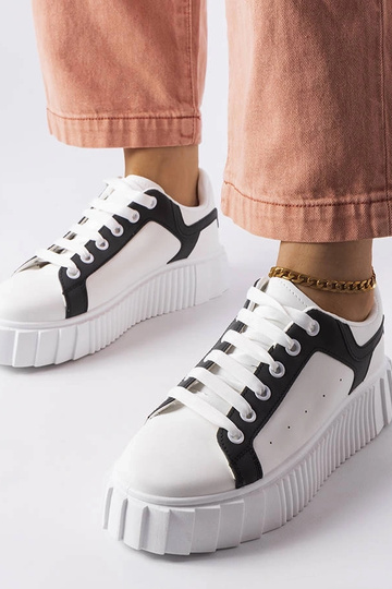 Balti sportbačiai ant...