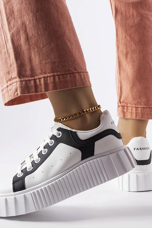 Balti sportbačiai ant Gosselin... Balti sportbačiai ant Gosselin...