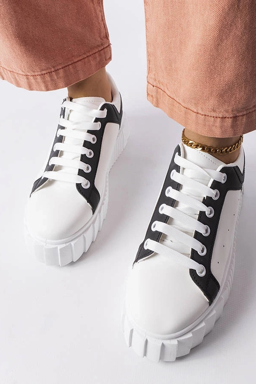 Balti sportbačiai ant Gosselin... Balti sportbačiai ant Gosselin...