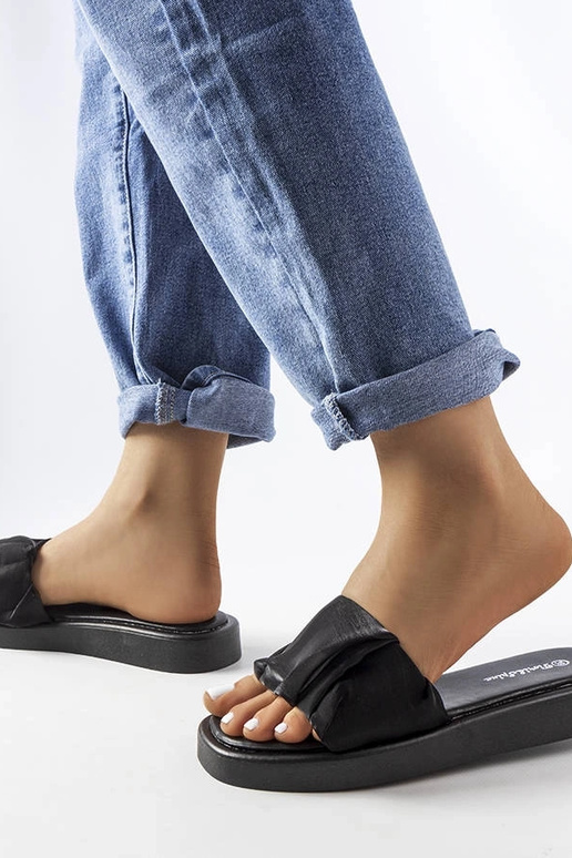 „Black Boulevard“ raukintos šlepetės „Black Boulevard“ raukintos šlepetės