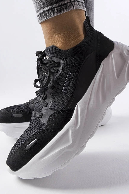 Juodi sandalai ant platformos, „Veltri"