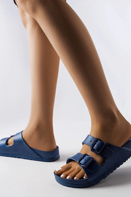 Eugene tamsiai mėlynos spalvos...