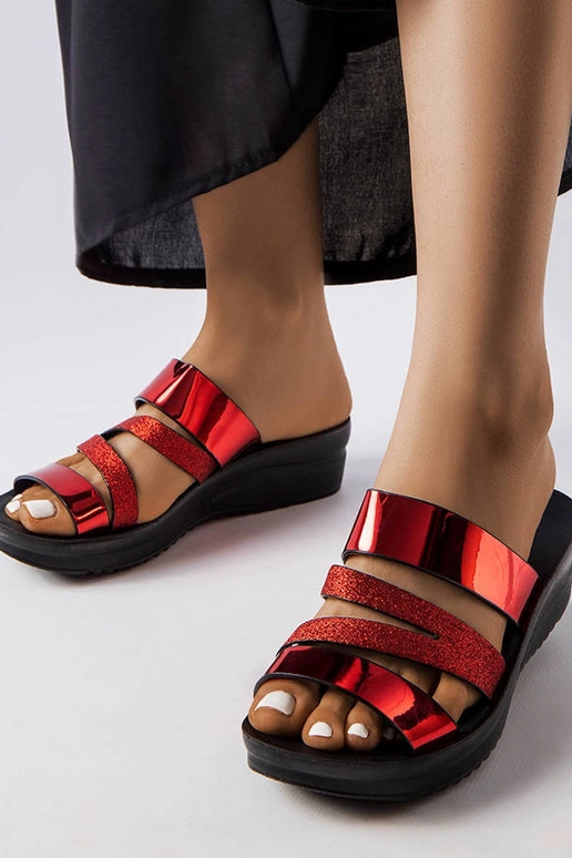 Lolos raudonos blizgančios šlepetės