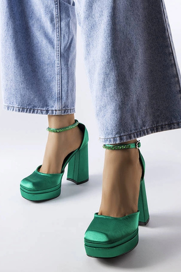 Žalios spalvos pompos su...