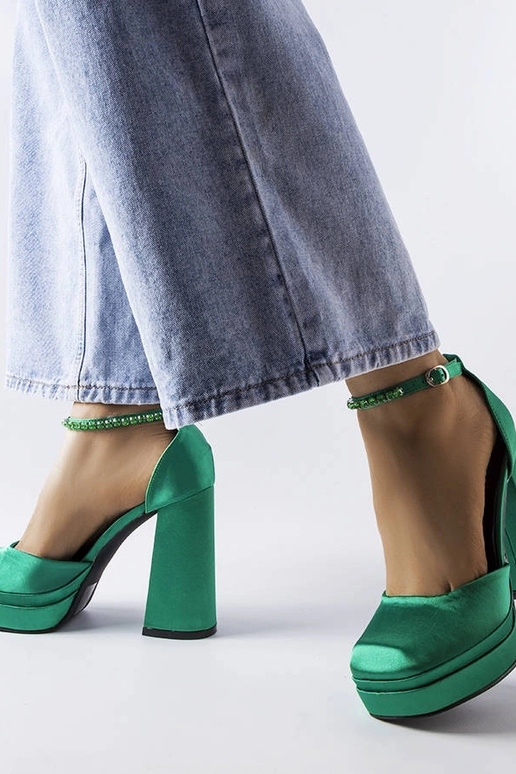 Žalios spalvos pompos su aukštakulne... Žalios spalvos pompos su aukštakulne...