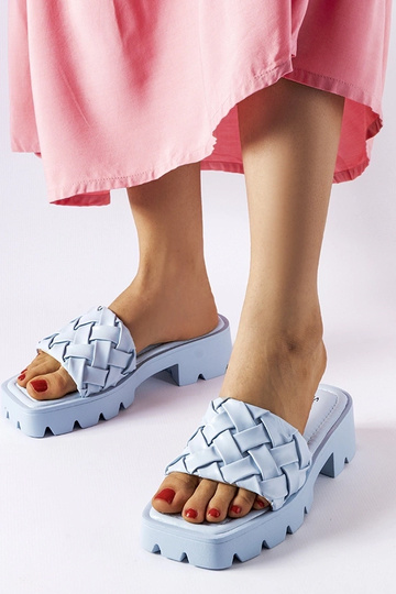 Lora mėlynos spalvos...