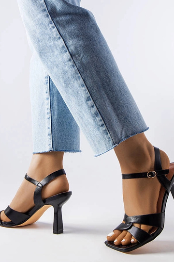 Juodos aukštakulnės basutės... 2