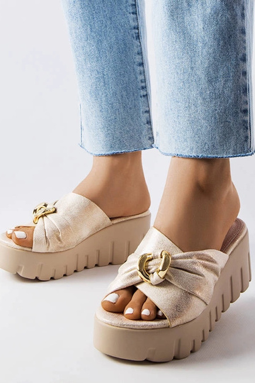 Laura auksinės spalvos...