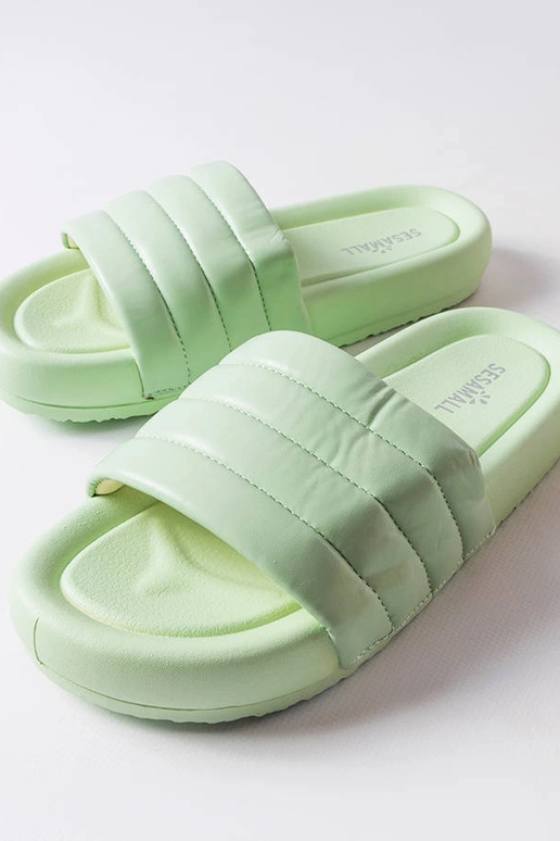 Žalios spalvos šlepetės, dekoruotos... Žalios spalvos šlepetės, dekoruotos...