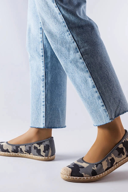 Benedum pilkos spalvos užsegamos... Benedum pilkos spalvos užsegamos...