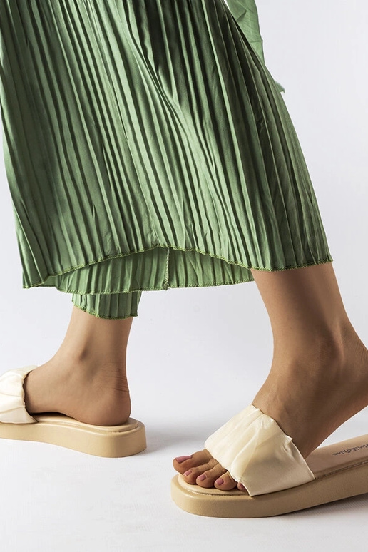 Smėlio spalvos čiuožyklos puoštos...