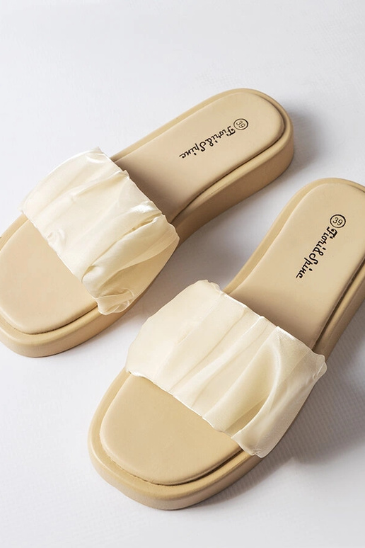 Smėlio spalvos čiuožyklos puoštos...