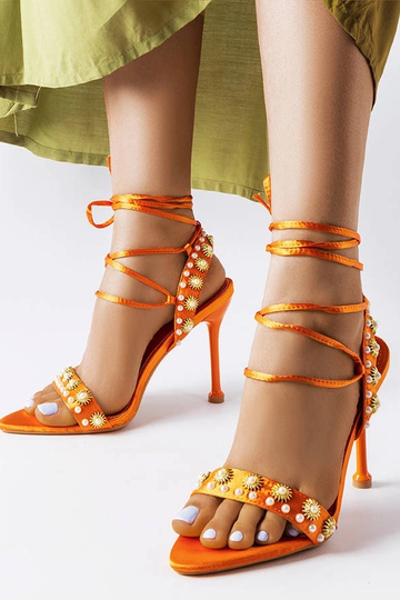 Oranžinės basutės puoštos...