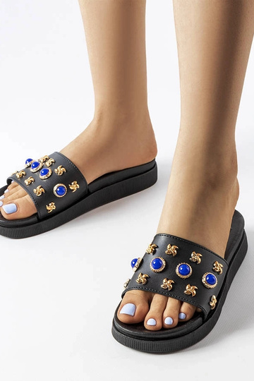 Juodos spalvos puoštos...