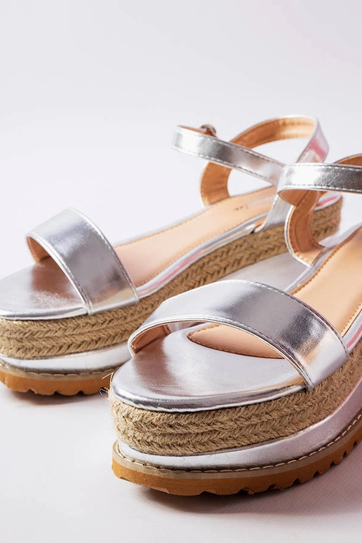 Juodos ažūrinės šlepetės su cirkonio...