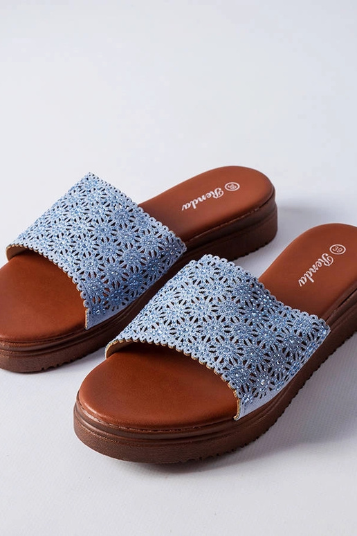 Mėlynos ažūrinės čiuožyklos su... Mėlynos ažūrinės čiuožyklos su...