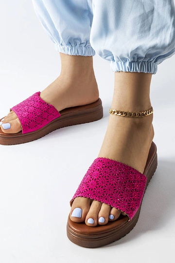 Tamsiai rožinės spalvos...