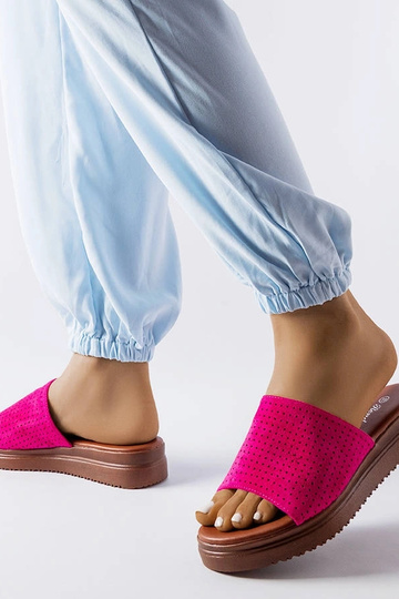 Tamsiai rožinės spalvos...