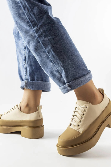 Tamsiai smėlio spalvos...