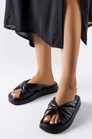 Juodos žemos platforminės...