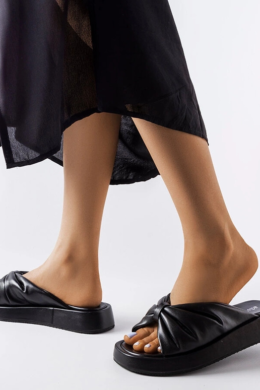 Juodos žemos platforminės šlepetės Hog Juodos žemos platforminės šlepetės Hog