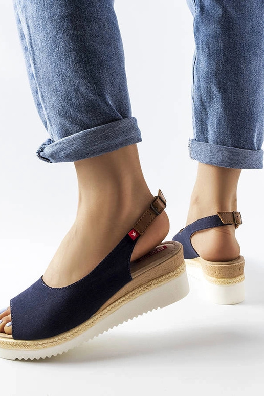 Juodi sandalai ant kulniuko, „Big...