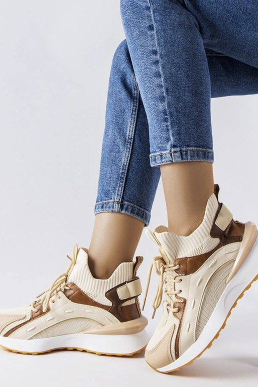 Smėlio spalvos sportinių kedų audinys...