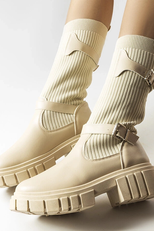 Smėlio spalvos stilingi batai su... Smėlio spalvos stilingi batai su...