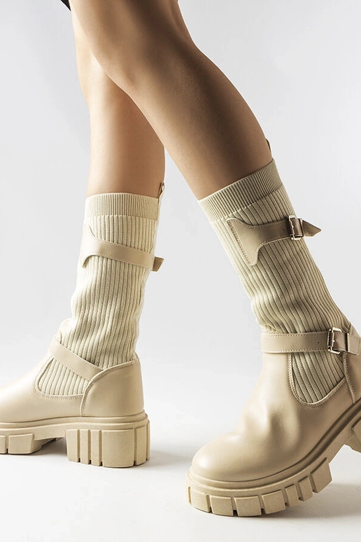 Smėlio spalvos stilingi batai su... Smėlio spalvos stilingi batai su...