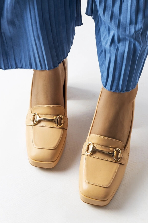 Smėlio spalvos pompos su geometriniu... Smėlio spalvos pompos su geometriniu...