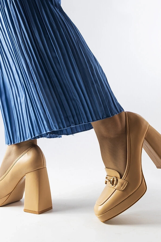 Smėlio spalvos pompos su geometriniu... Smėlio spalvos pompos su geometriniu...