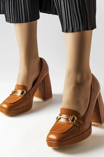 Rudos spalvos pompos su...