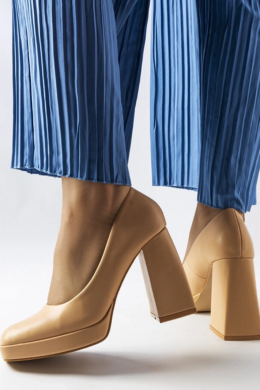 Smėlio spalvos pompos su aukštakulne...