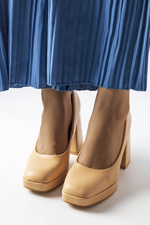 Smėlio spalvos pompos su aukštakulne...