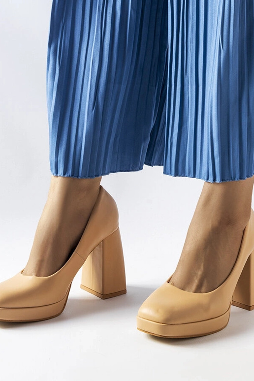 Smėlio spalvos pompos su aukštakulne...