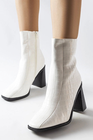 Belluci balti kulkšnies...