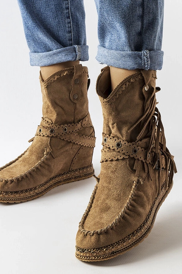 Tamsiai rudi Teodata...