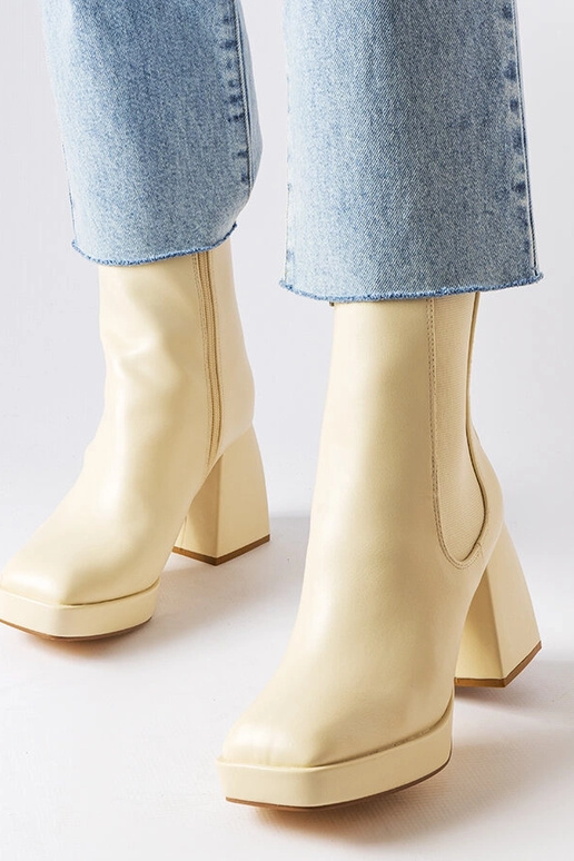 Juodi ilgaauliai batai ant kulniuko,...