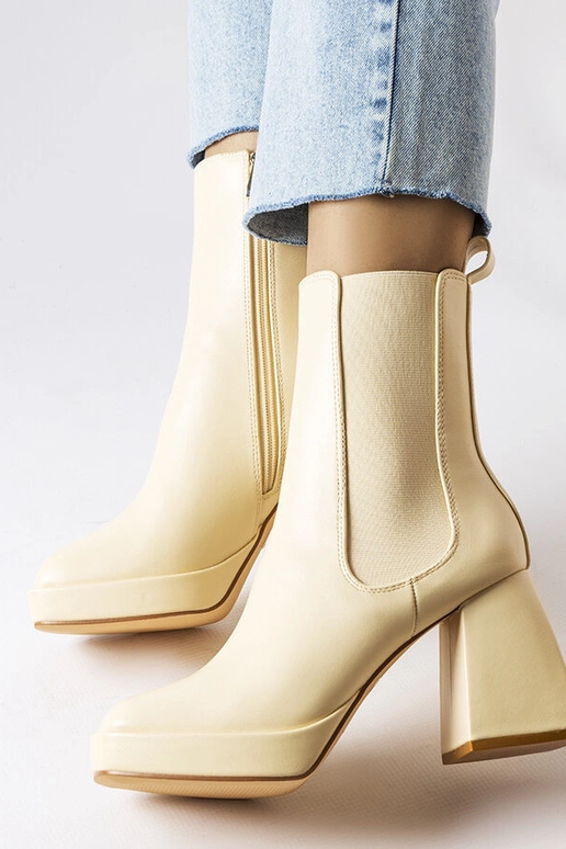 Juodi ilgaauliai batai ant kulniuko,...