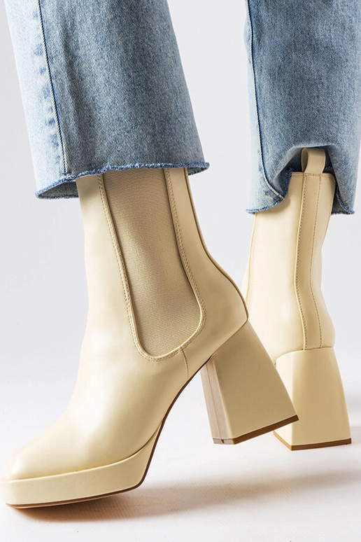 Juodi ilgaauliai batai ant kulniuko,...