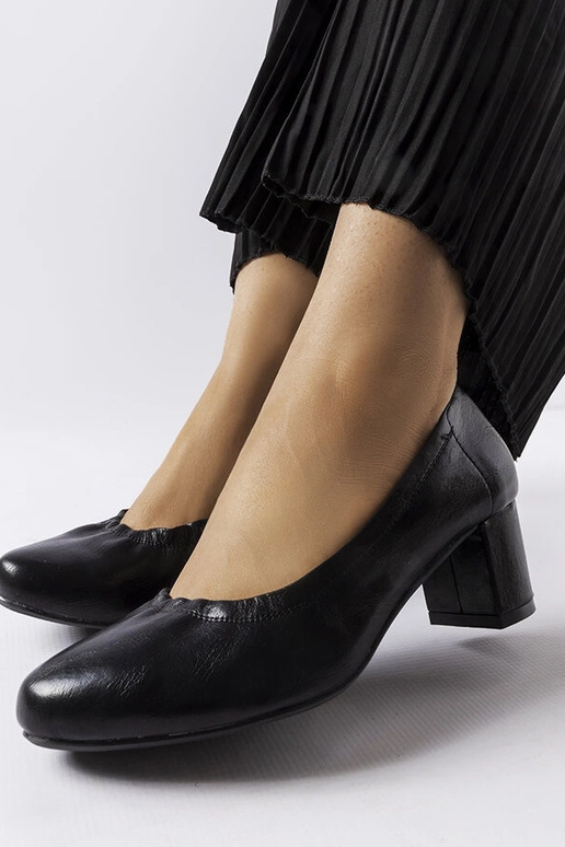 Black Ploufe pompos su blokiniu kulnu Black Ploufe pompos su blokiniu kulnu