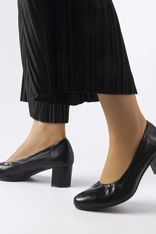 Black Ploufe pompos su blokiniu kulnu Black Ploufe pompos su blokiniu kulnu