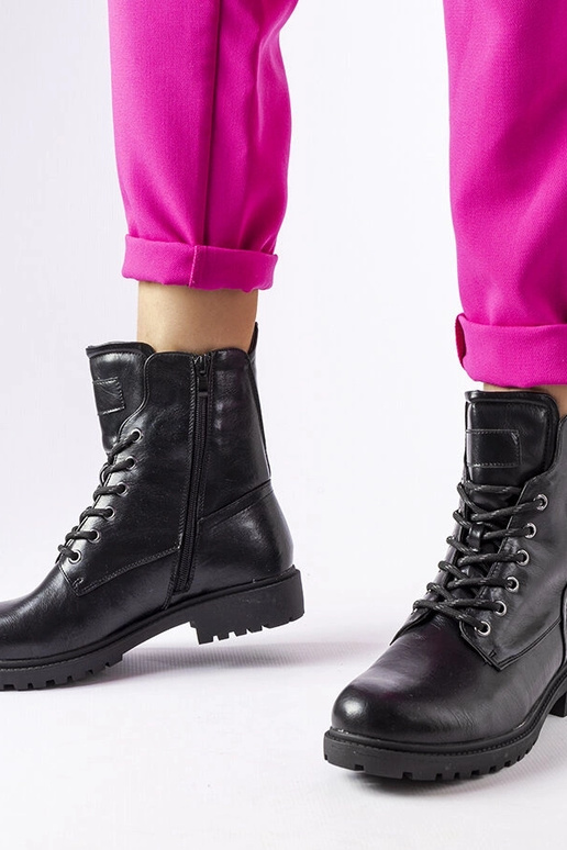 Juodi izoliuoti Ailen batai