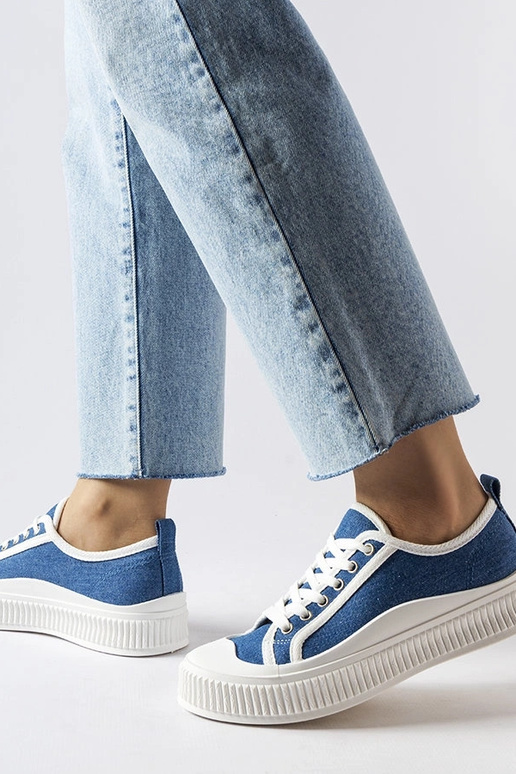 Balti sportiniai bateliai su matomu...