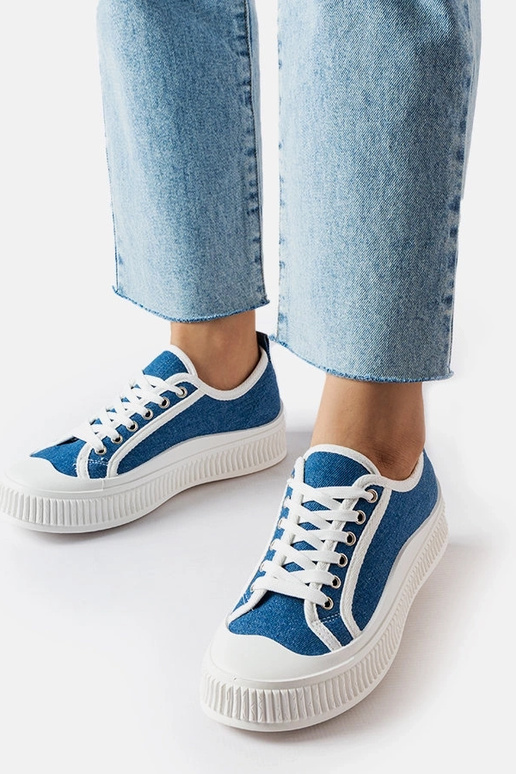 Balti sportiniai bateliai su matomu...