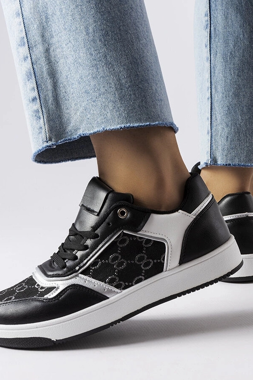 Juodi sportbačiai dekoruoti Izidoros... Juodi sportbačiai dekoruoti Izidoros...