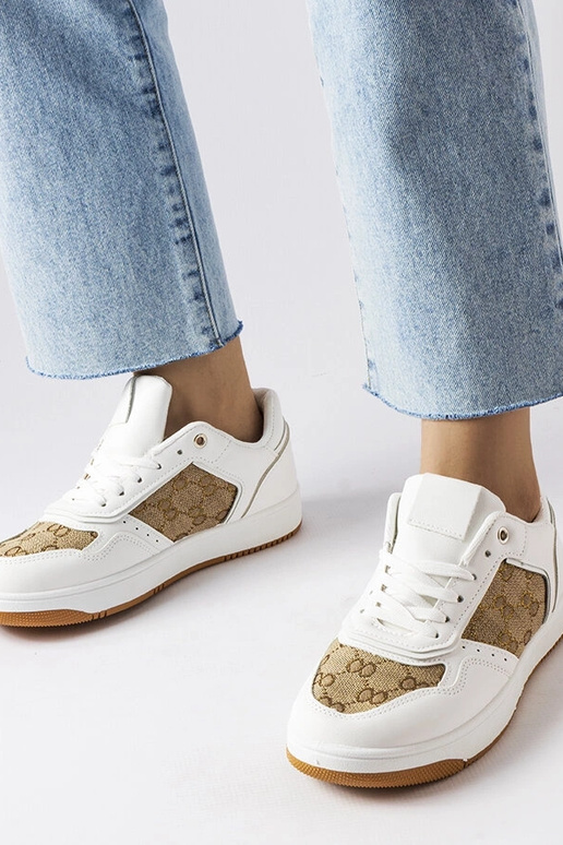 Balti sportiniai bateliai dekoruoti... Balti sportiniai bateliai dekoruoti...