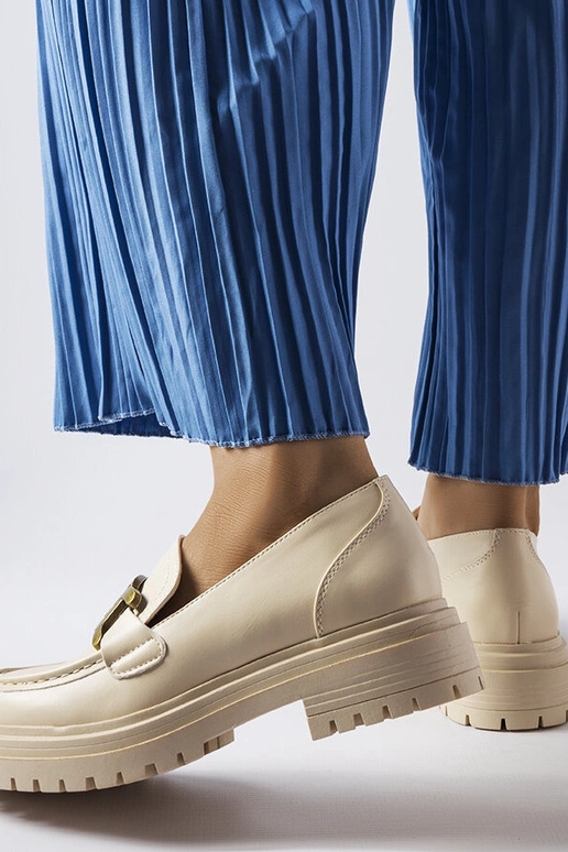 Smėlio spalvos batukai dekoruoti...