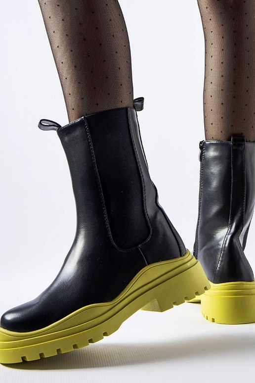 Juodi auliniai batai su spalvingu... Juodi auliniai batai su spalvingu...