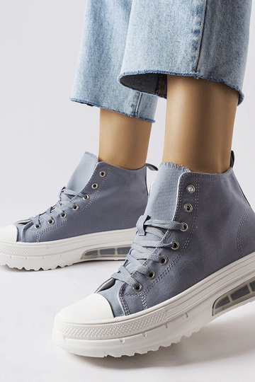 Tylūs pilki aukštakulniai...